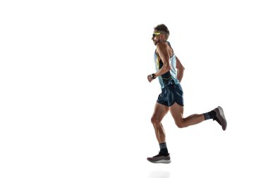 Beyaz stüdyo arka planında tek başına koşan triatlon erkek sporcusu