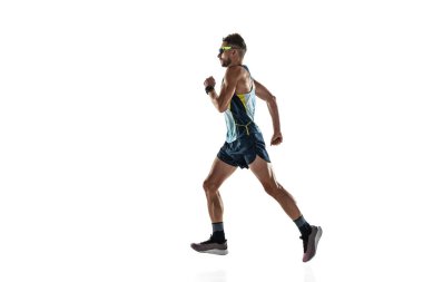 Beyaz stüdyo arka planında tek başına koşan triatlon erkek sporcusu