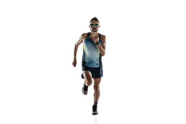 Triathlet läuft isoliert auf weißem Studiohintergrund — Stockfoto