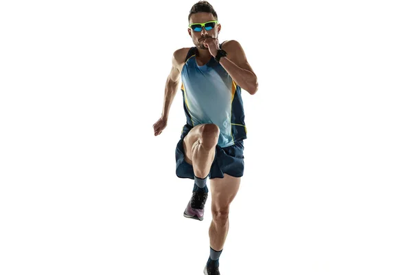 Triathlet läuft isoliert auf weißem Studiohintergrund — Stockfoto