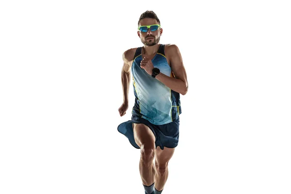 Triathlet läuft isoliert auf weißem Studiohintergrund — Stockfoto