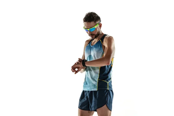 Triathlon mannelijke atleet lopen geïsoleerd op witte studio achtergrond — Stockfoto