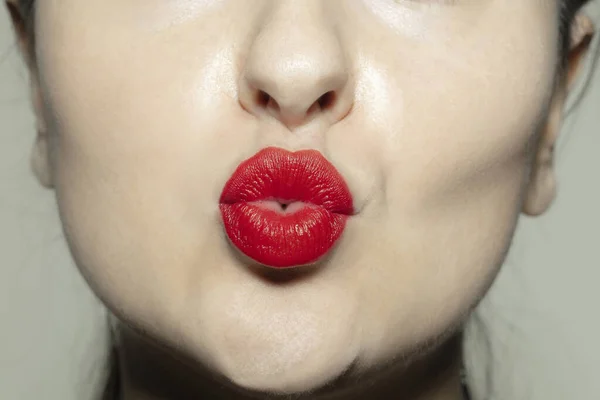 Close-up vrouwelijke mond met felrode glanzende lippen make-up. Cosmetologie, tandheelkunde en schoonheidsverzorging, emoties — Stockfoto