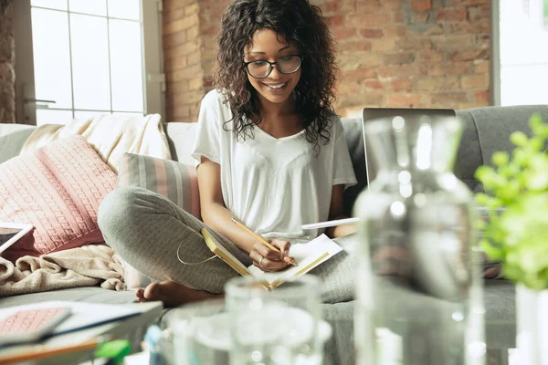 Femme afro-américaine, pigiste pendant le travail au bureau à domicile pendant la quarantaine — Photo