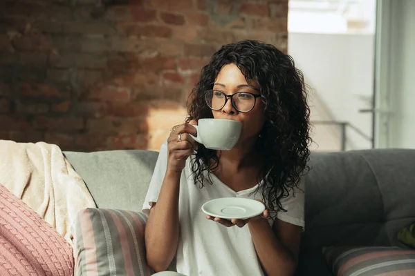 Afro-amerikansk kvinna, frilansare under arbetet på hemmakontoret medan karantän — Stockfoto