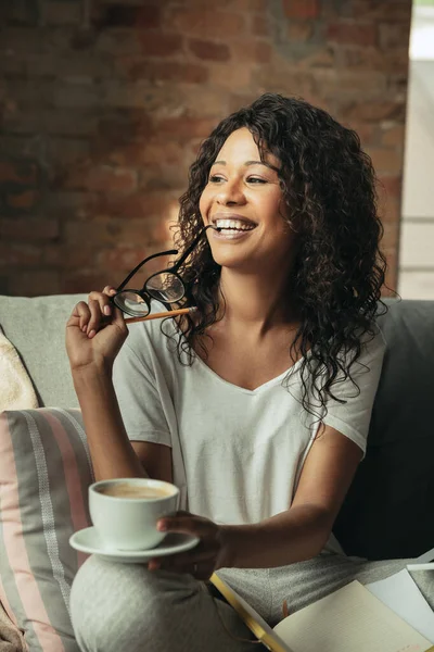 Afro-amerikansk kvinna, frilansare under arbetet på hemmakontoret medan karantän — Stockfoto