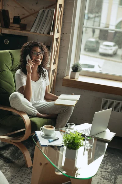 Mulher afro-americana, freelancer durante o trabalho em home office em quarentena — Fotografia de Stock