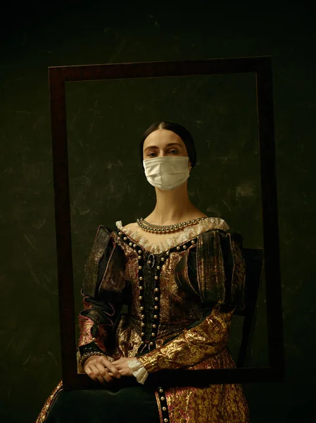 Středověká mladá žena jako vévodkyně v ochranné masce proti šíření koronaviru — Stock fotografie