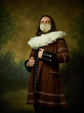 Koronavirüse karşı koruyucu maske takan bir ortaçağ şövalyesi.