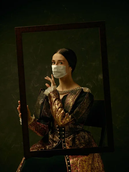 Mittelalterliche junge Frau als Herzogin mit Schutzmaske gegen die Ausbreitung des Coronavirus — Stockfoto