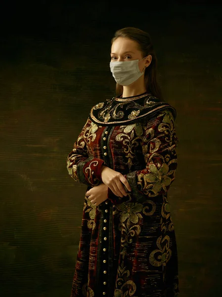 Średniowieczna młoda kobieta jako księżna w masce ochronnej przed rozprzestrzenianiem się koronawirusu — Zdjęcie stockowe