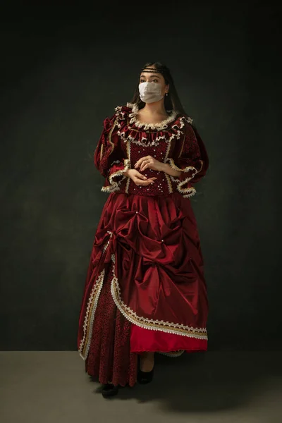Średniowieczna młoda kobieta jako księżna w masce ochronnej przed rozprzestrzenianiem się koronawirusu — Zdjęcie stockowe