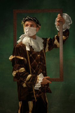 Koronavirüse karşı koruyucu maske takan bir ortaçağ şövalyesi.