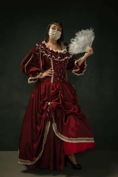 Μεσαιωνική νεαρή γυναίκα ως δούκισσα φορώντας προστατευτική μάσκα κατά του κορωναϊού εξαπλώθηκε — Φωτογραφία Αρχείου