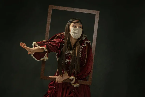 Jovem medieval como duquesa usando máscara protetora contra a propagação do coronavírus — Fotografia de Stock