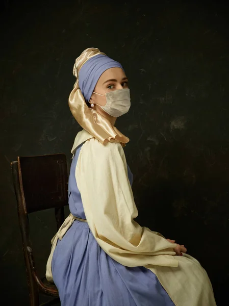 Mujer joven medieval como una dama con un pendiente de perla con máscara protectora contra la propagación del coronavirus — Foto de Stock