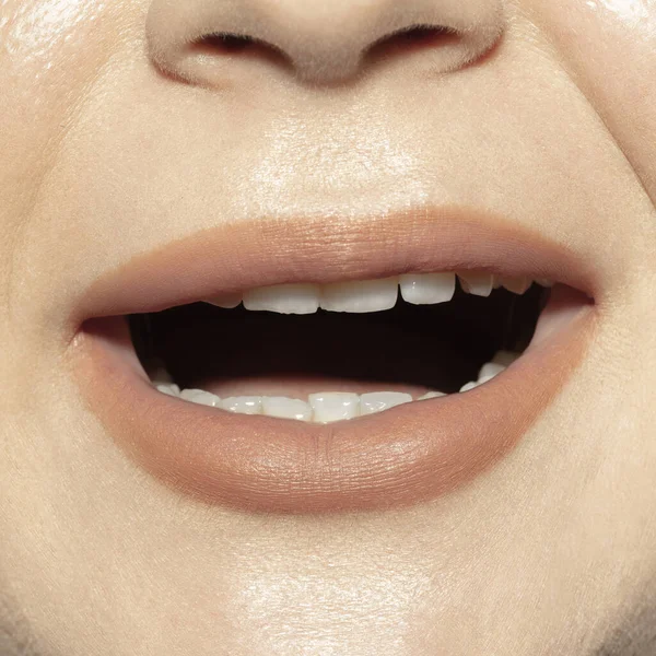 Boca femenina de primer plano con maquillaje natural de labios brillantes desnudos. Cosmetología, odontología y cuidado de belleza, emociones —  Fotos de Stock