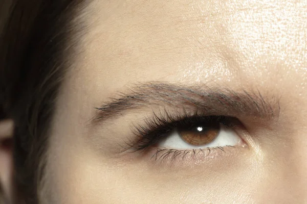 Close up de rosto de bela mulher jovem caucasiana, foco nos olhos — Fotografia de Stock