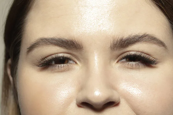 Крупним планом обличчя красивої кавказької молодої жінки, фокус на очах — стокове фото