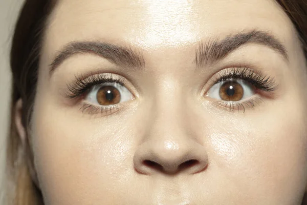 Крупним планом обличчя красивої кавказької молодої жінки, фокус на очах — стокове фото