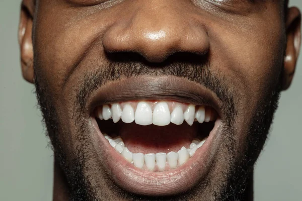 Close-up de rosto de belo jovem afro-americano, foco na boca — Fotografia de Stock