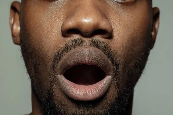 Közelkép a gyönyörű afro-amerikai fiatalember arcáról, fókuszálj a szájra. — Stock Fotó