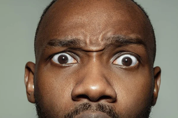 Close-up de rosto de belo jovem afro-americano, foco nos olhos — Fotografia de Stock