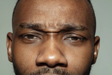 Güzel Afro-Amerikan delikanlının yüzünü kapatın ve gözlerinize odaklanın.