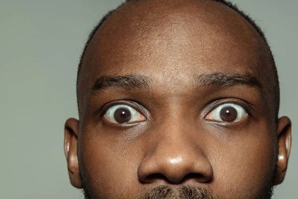 Крупным планом лица красивого африканско-американского молодого человека, сфокусированного на глазах — стоковое фото