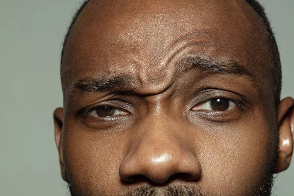 Close-up van gezicht van mooie Afrikaans-Amerikaanse jonge man, focus op ogen — Stockfoto