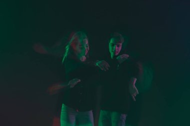 Amigo dansı partisi, performans konsepti. Neon ışıklarıyla dans eden çift ellerini kaldırdı.