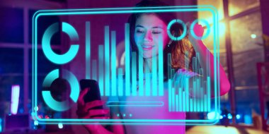 Modern teknoloji ve dijital katman etkisini iş, finans, ekonomi stratejisi kavramı olarak kullanan kadın