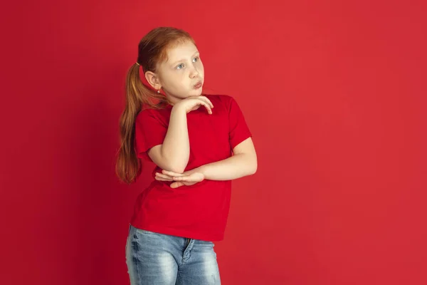Kaukaski mały portret dziewczynki odizolowany na czerwonym tle studio, koncepcja emocji — Zdjęcie stockowe