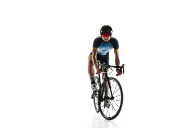 Beyaz stüdyo arka planında izole edilmiş triatlon erkek atlet bisiklet eğitimi