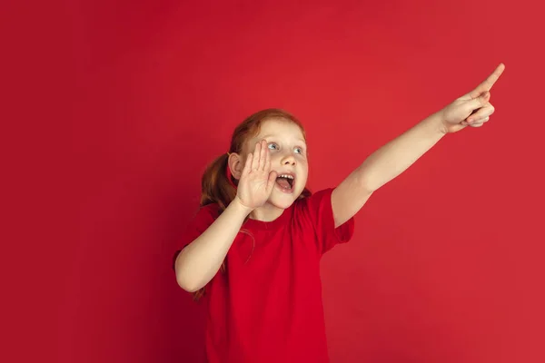 Vit liten flicka porträtt isolerad på röd studio bakgrund, känslor koncept — Stockfoto