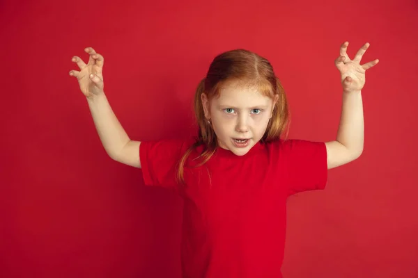 Branco menina retrato isolado no vermelho estúdio fundo, emoções conceito — Fotografia de Stock