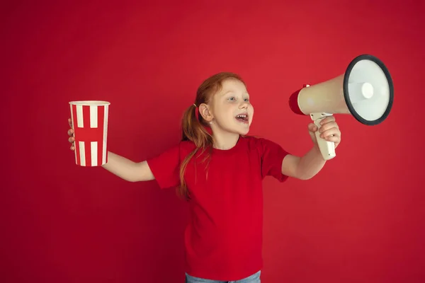 Vit liten flicka porträtt isolerad på röd studio bakgrund, känslor koncept — Stockfoto