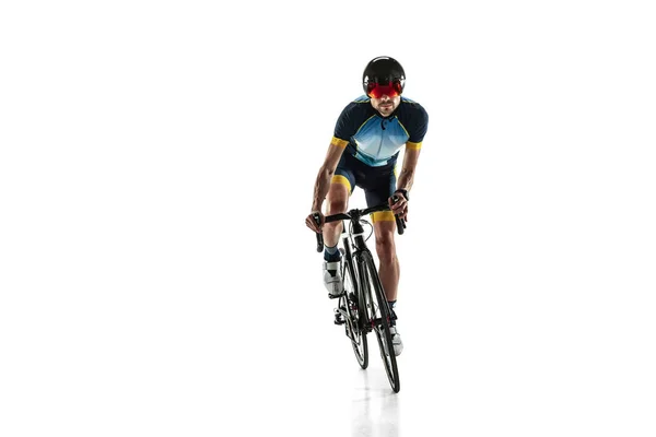 Triathlon entraînement cycliste masculin isolé sur fond de studio blanc — Photo