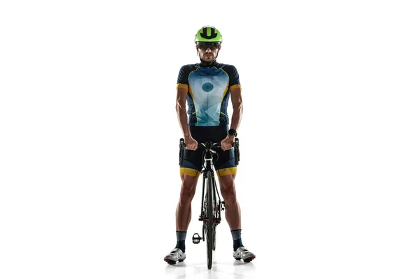 Triathlon männliche Sportler Radtraining isoliert auf weißem Studiohintergrund — Stockfoto