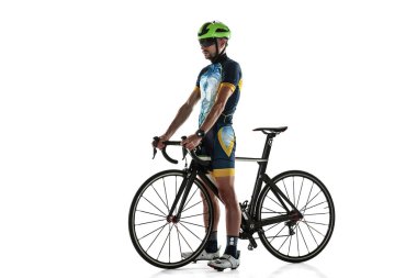 Beyaz stüdyo arka planında izole edilmiş triatlon erkek atlet bisiklet eğitimi