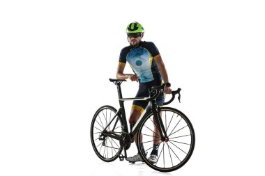 Beyaz stüdyo arka planında izole edilmiş triatlon erkek atlet bisiklet eğitimi