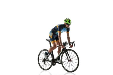 Beyaz stüdyo arka planında izole edilmiş triatlon erkek atlet bisiklet eğitimi