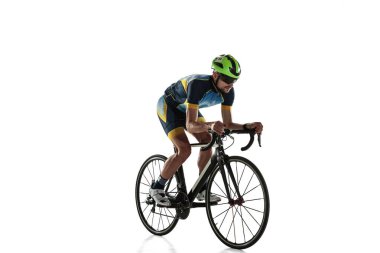 Beyaz stüdyo arka planında izole edilmiş triatlon erkek atlet bisiklet eğitimi