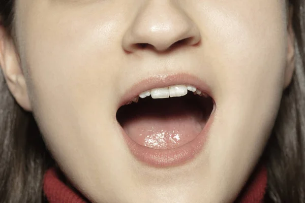 Close-up weiblichen Mund mit natürlichen Nude Gloss Lippen Make-up. Kosmetologie, Zahnheilkunde und Schönheitspflege, Emotionen — Stockfoto