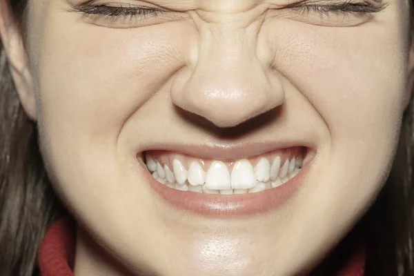 Close-up vrouwelijke mond met natuurlijke naaktglanzende lippen make-up. Cosmetologie, tandheelkunde en schoonheidsverzorging, emoties — Stockfoto