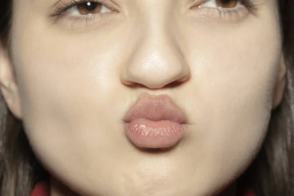 Zbliżenie kobiece usta z naturalnym nagim połyskiem makijażu ust. Kosmetologia, stomatologia i pielęgnacja urody, emocje — Zdjęcie stockowe