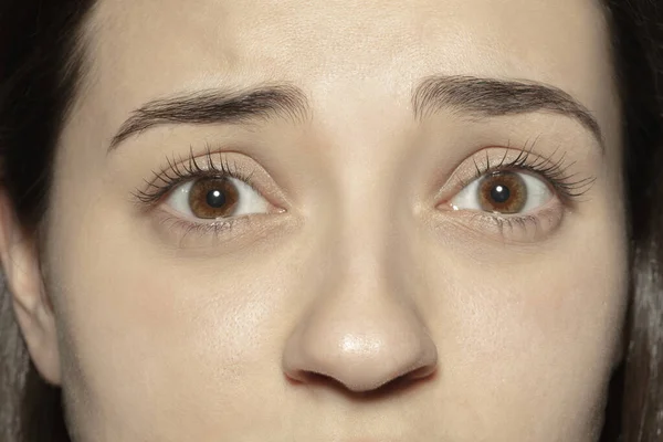 Nahaufnahme des Gesichts der schönen kaukasischen jungen Frau, Fokus auf die Augen — Stockfoto