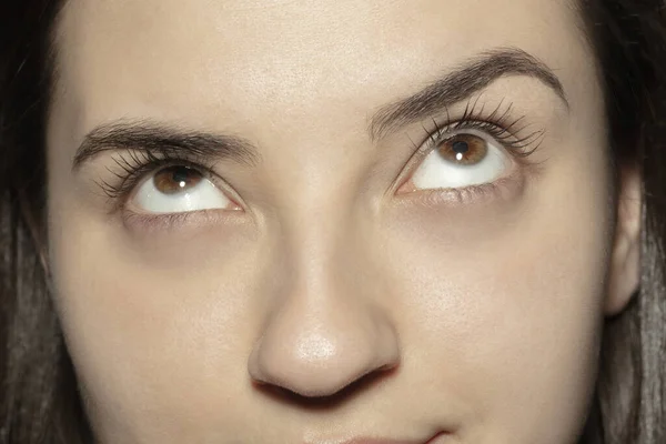 Zblízka tvář krásné kavkazské mladé ženy, zaměření na oči — Stock fotografie