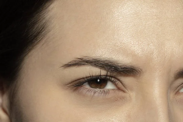 Close up of face of beautiful caucasian young woman, focus on eyes — Stock Photo, Image