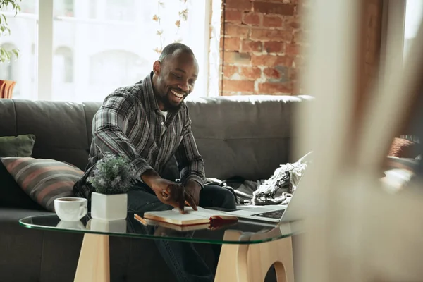 Afroamerikansk man, frilansare under arbetet på hemmakontoret medan karantän — Stockfoto